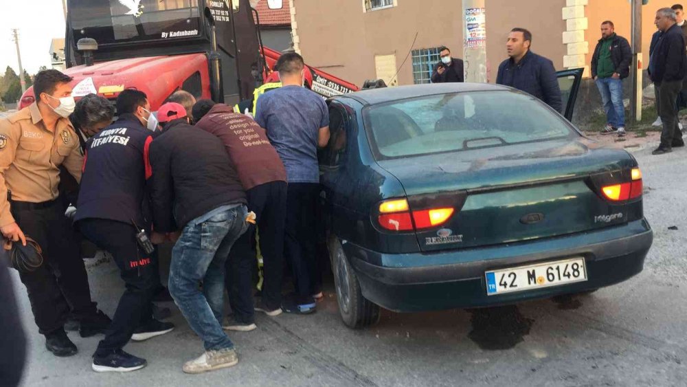 Konya'da forklift otomobille çarpıştı! Araçta sıkışan Arif ve Meryem Yağcı yaralandı
