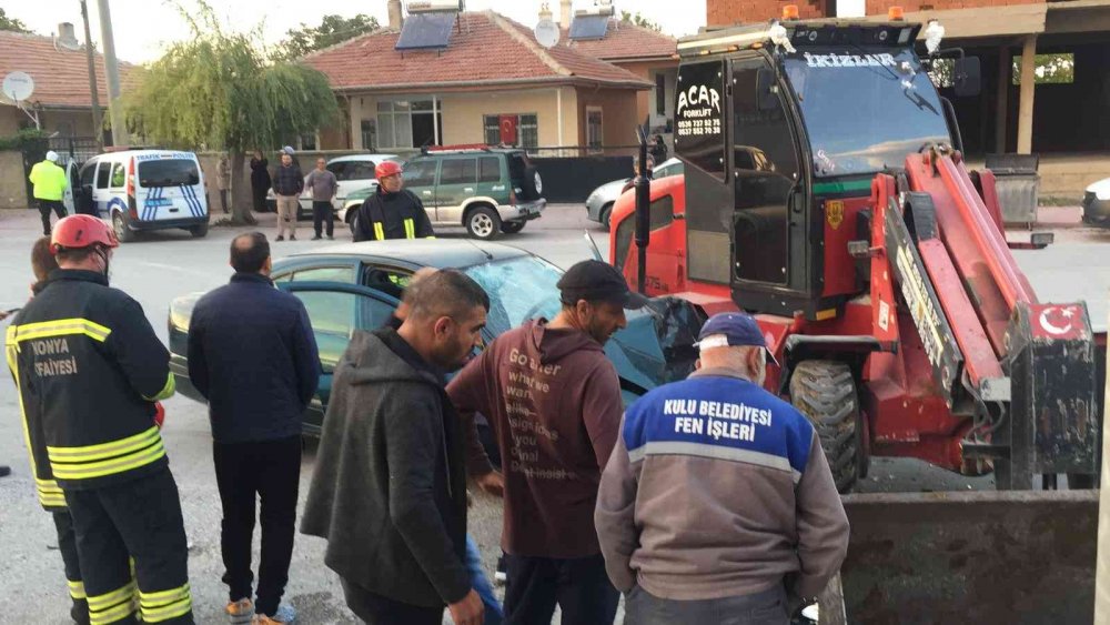 Konya'da forklift otomobille çarpıştı! Araçta sıkışan Arif ve Meryem Yağcı yaralandı