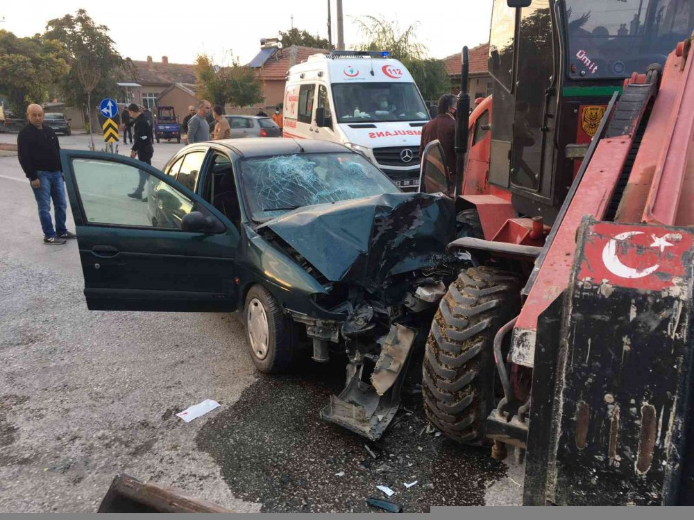 Konya'da forklift otomobille çarpıştı! Araçta sıkışan Arif ve Meryem Yağcı yaralandı