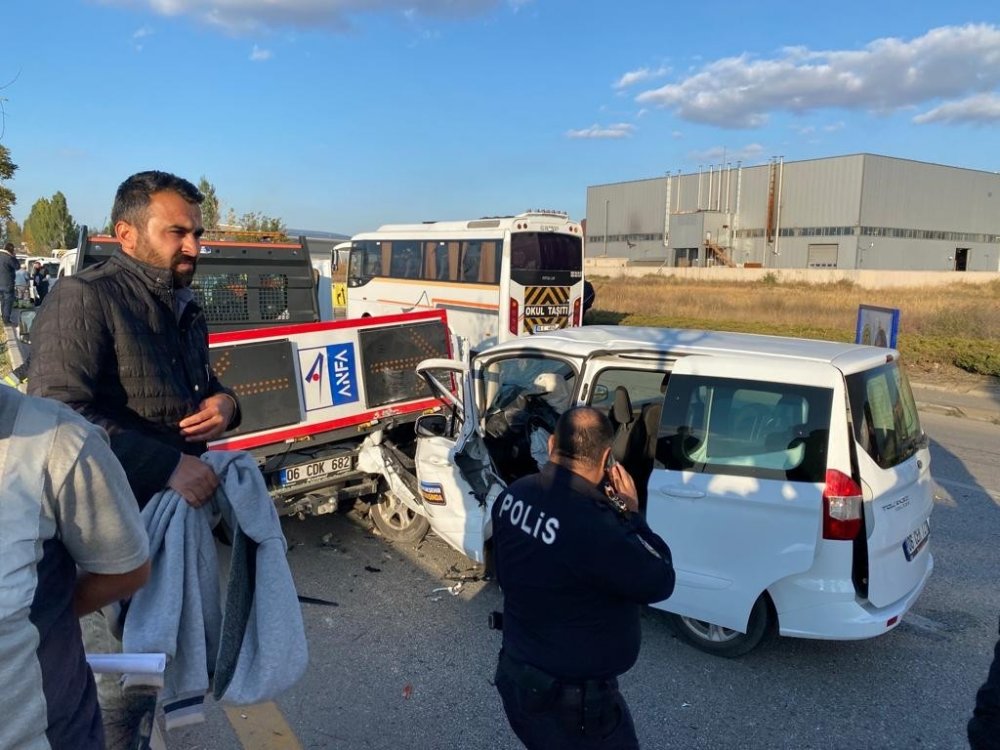 Başkentte zincirleme kaza! 10 belediye işçisi yaralandı