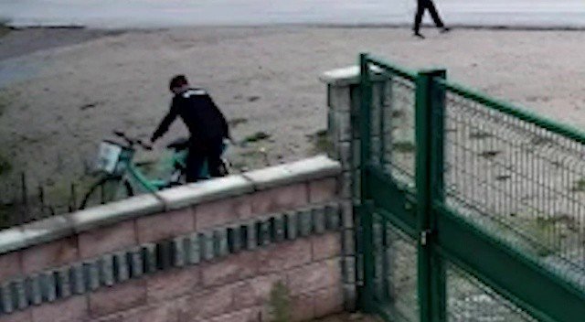Belediye bisikletini uygulamasız alamayınca tekme attı!