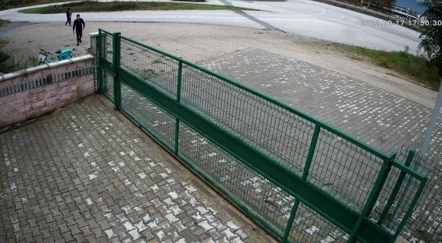 Belediye bisikletini uygulamasız alamayınca tekme attı!