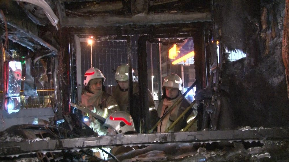 İstanbul'da korku dolu anlar! Halk otobüsü benzinliğin yanında alev alev yandı