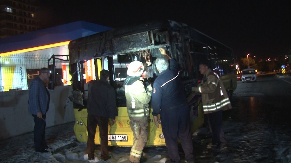 İstanbul'da korku dolu anlar! Halk otobüsü benzinliğin yanında alev alev yandı