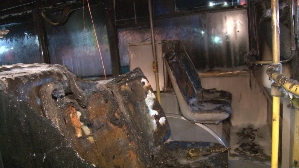 İstanbul'da korku dolu anlar! Halk otobüsü benzinliğin yanında alev alev yandı