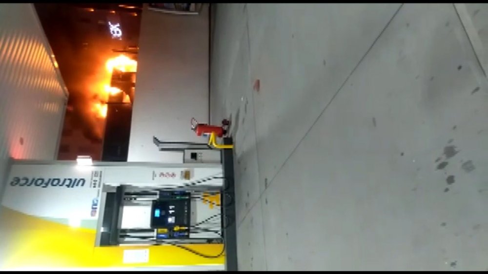 İstanbul'da korku dolu anlar! Halk otobüsü benzinliğin yanında alev alev yandı