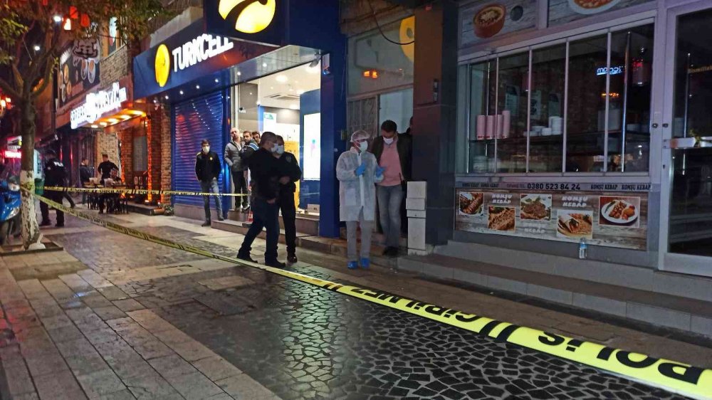 Sırtından bıçaklanarak öldürülen Uğur Ay'ın cesedini babası buldu!