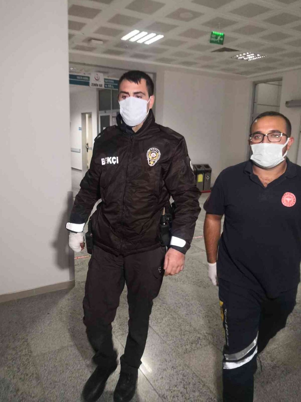 Aksaray'da gaspçı dehşeti! Genci darp etti, bekçiyi bıçakladı, üstüne hatıra fotoğrafı istedi
