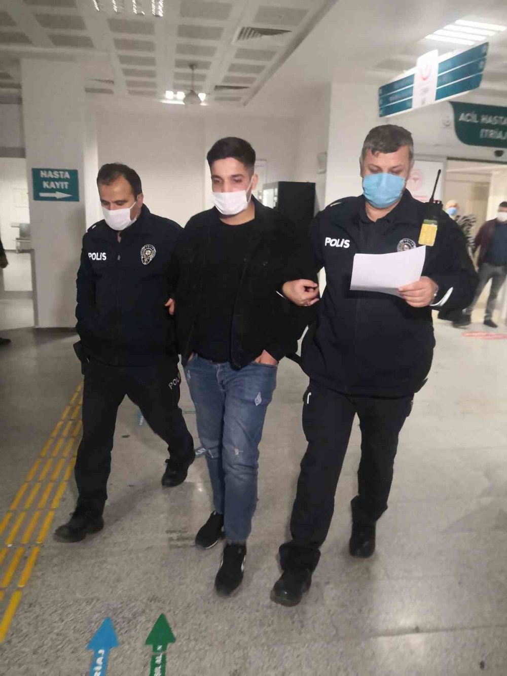 Aksaray'da gaspçı dehşeti! Genci darp etti, bekçiyi bıçakladı, üstüne hatıra fotoğrafı istedi