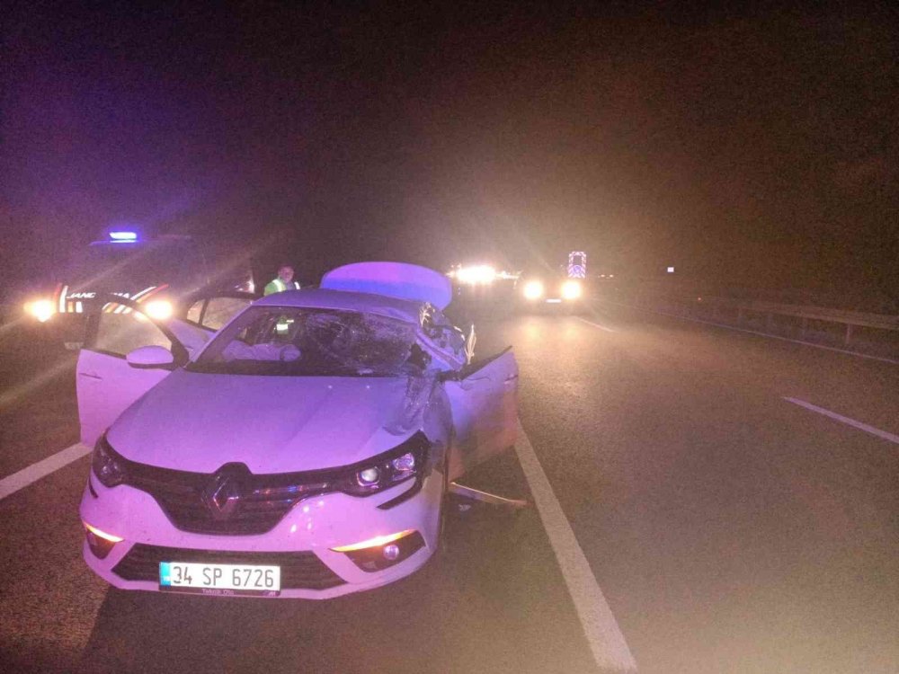 İzmir - İstanbul yolunda 2 kamyon ve 1 otomobil çarpıştı! 5 yaralı