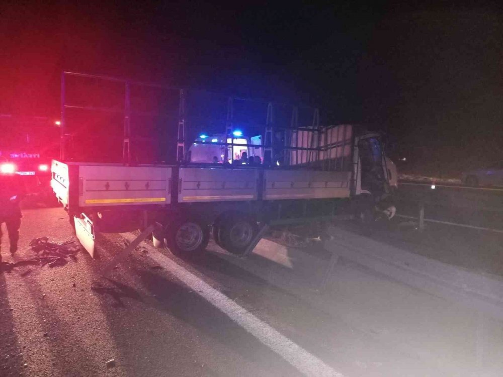 İzmir - İstanbul yolunda 2 kamyon ve 1 otomobil çarpıştı! 5 yaralı