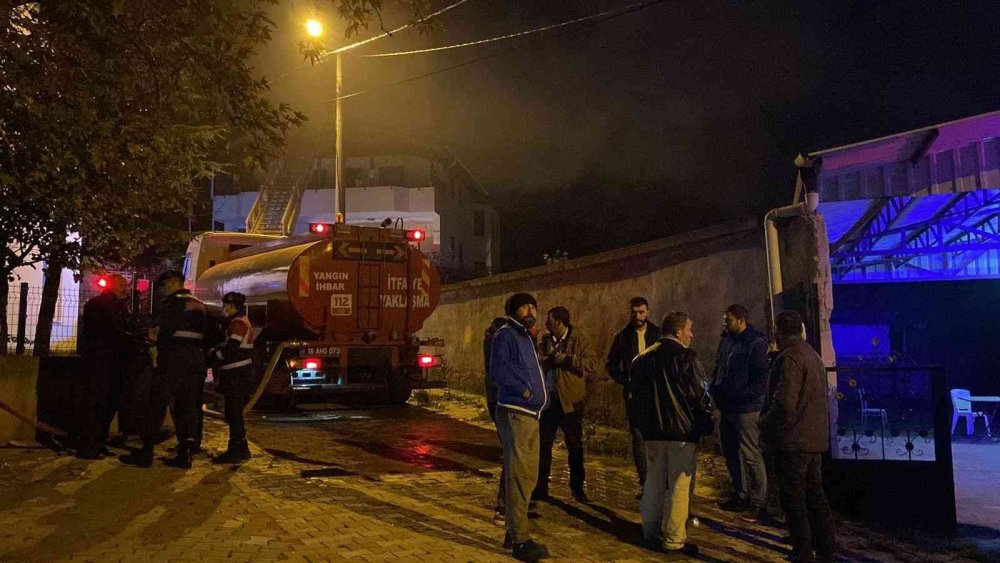 Patlayan su ısıtıcısı felaket oldu! Alevlerin arasında mahsur kalan yaşlı adamı komşuları kurtardı