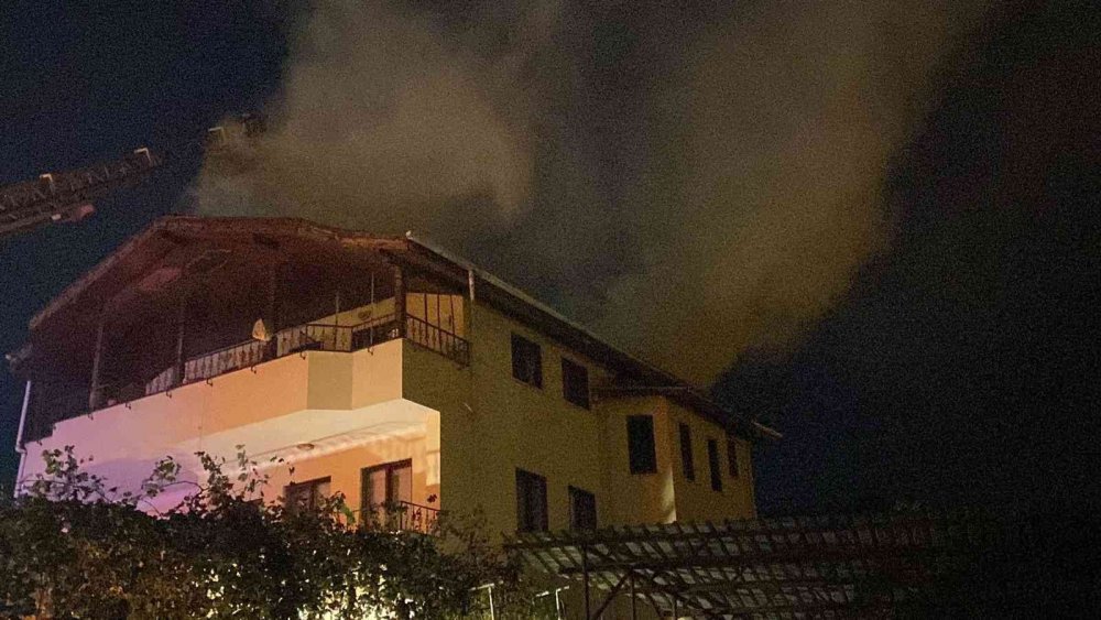 Patlayan su ısıtıcısı felaket oldu! Alevlerin arasında mahsur kalan yaşlı adamı komşuları kurtardı