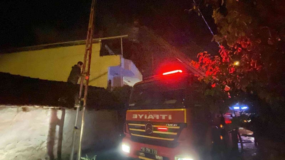 Patlayan su ısıtıcısı felaket oldu! Alevlerin arasında mahsur kalan yaşlı adamı komşuları kurtardı