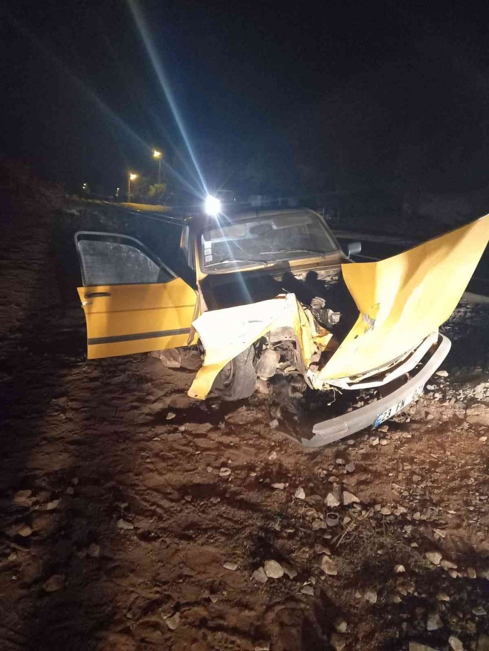 Tren  hemzemin geçitte otomobile çarptı! 2 yaralı