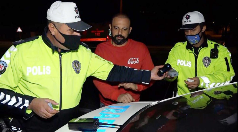 Alkol aldı araç kullandı kaza yaptı ehliyeti yok polise içtiği içkiyi sordu! Aksaray'da polisin sınavı