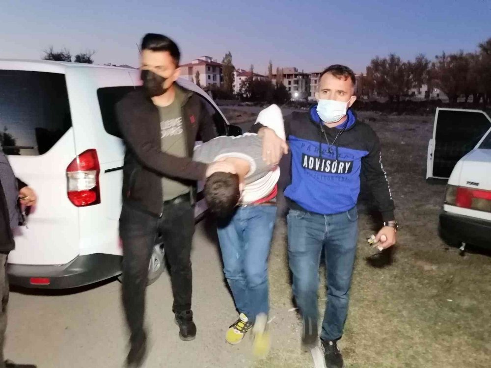 Çalıntı otomobille gün boyu gezdi! Yakalanan hırsıza ilk cezayı annesi kesti