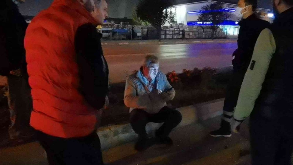 Kırmızı ışık ihlali kazayı getirdi! Kanlar içindeki sürücü hurdaya dönen aracının derdine düştü