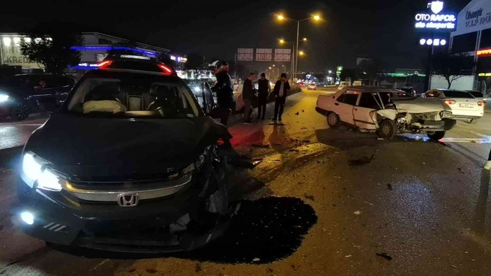Kırmızı ışık ihlali kazayı getirdi! Kanlar içindeki sürücü hurdaya dönen aracının derdine düştü