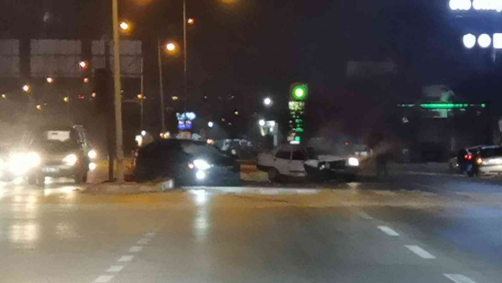 Kırmızı ışık ihlali kazayı getirdi! Kanlar içindeki sürücü hurdaya dönen aracının derdine düştü