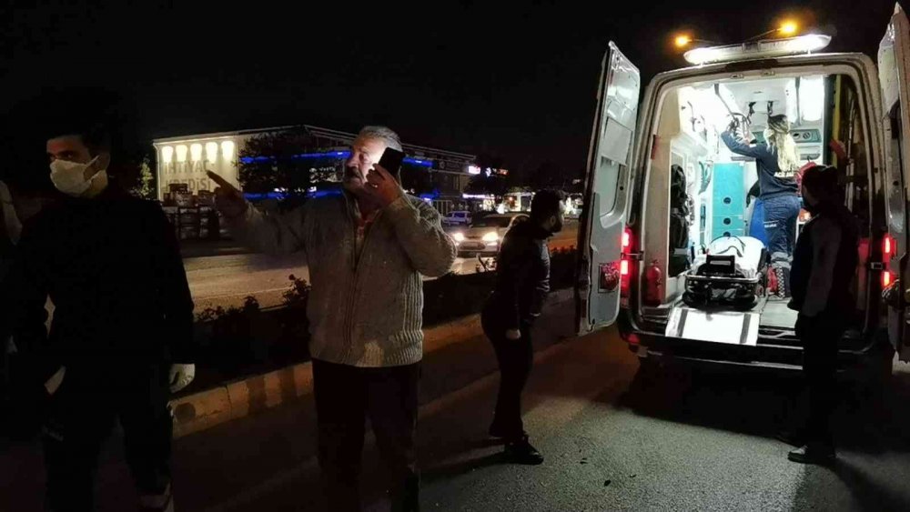 Kırmızı ışık ihlali kazayı getirdi! Kanlar içindeki sürücü hurdaya dönen aracının derdine düştü