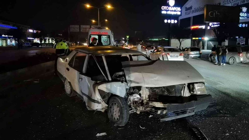 Kırmızı ışık ihlali kazayı getirdi! Kanlar içindeki sürücü hurdaya dönen aracının derdine düştü