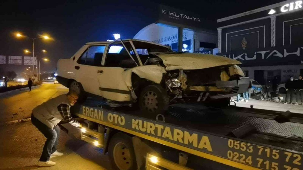Kırmızı ışık ihlali kazayı getirdi! Kanlar içindeki sürücü hurdaya dönen aracının derdine düştü