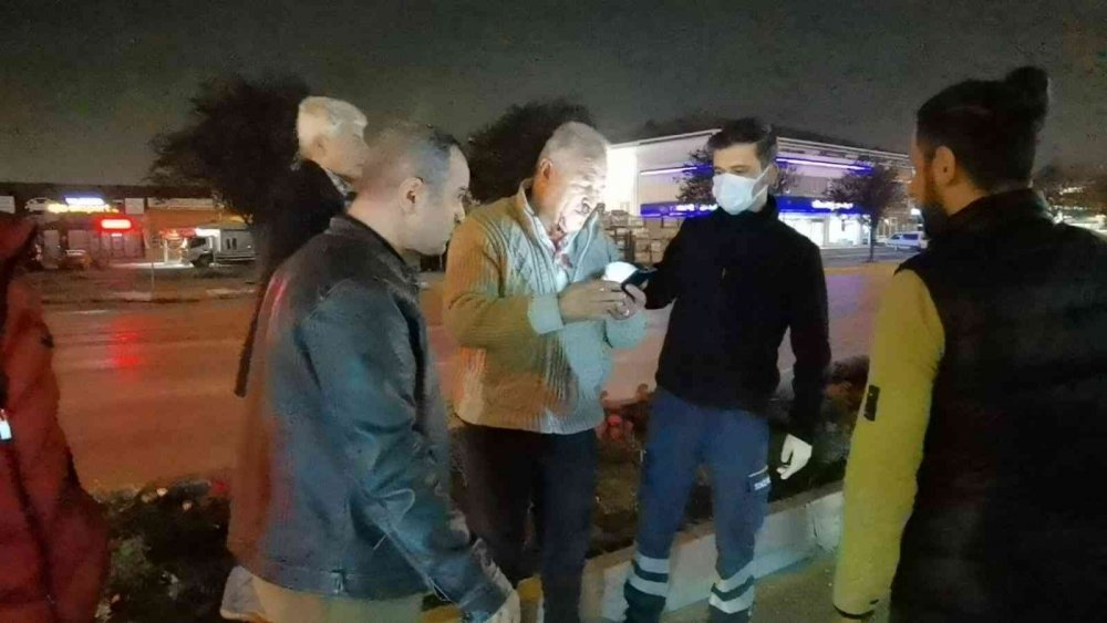 Kırmızı ışık ihlali kazayı getirdi! Kanlar içindeki sürücü hurdaya dönen aracının derdine düştü