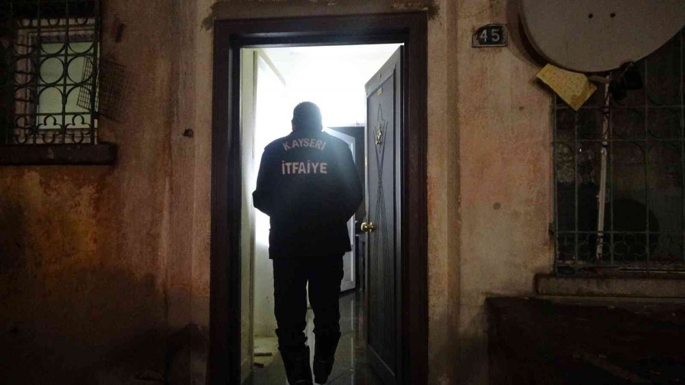 Müstakil evde yangın paniği! Genç kız mahsur kaldı