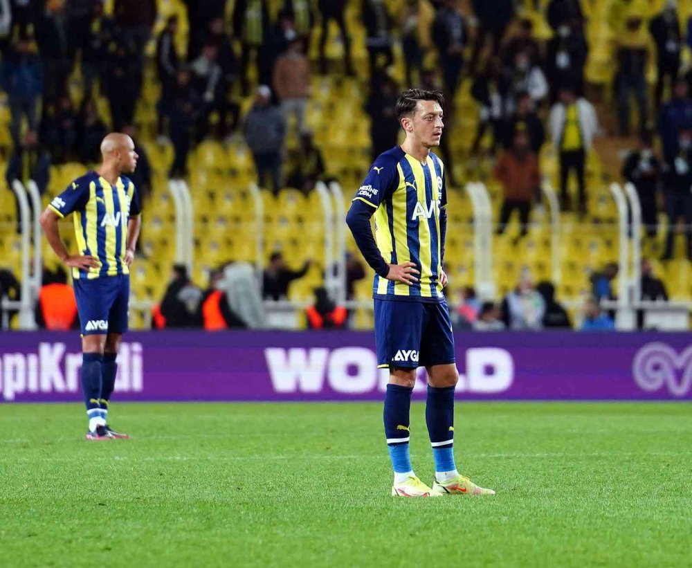 Fener Alanyaspor'a yenildi! Kadıköy’de ’Yönetim İstifa’ sesleri yükseldi