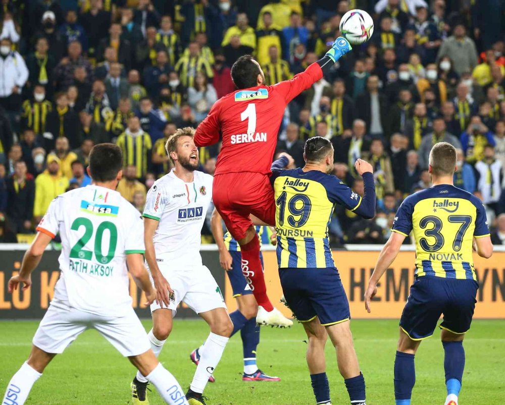 Fenerbahçe Kadıköy'de Alanyaspor'a 2-1 mağlup oldu