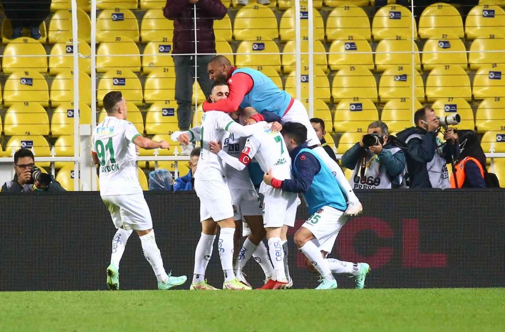 Fenerbahçe Kadıköy'de Alanyaspor'a 2-1 mağlup oldu