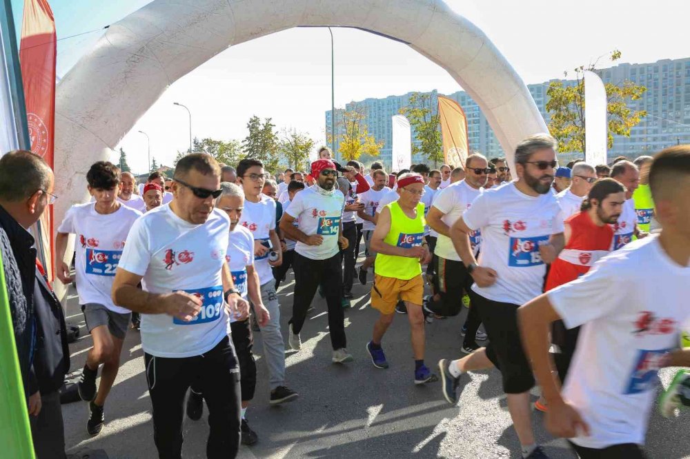 Güzel havayı değerlendiren Konyalılar Cumhuriyet için koştu