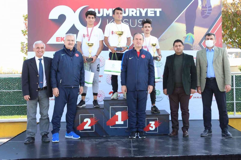 Güzel havayı değerlendiren Konyalılar Cumhuriyet için koştu