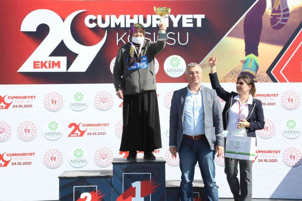 Güzel havayı değerlendiren Konyalılar Cumhuriyet için koştu