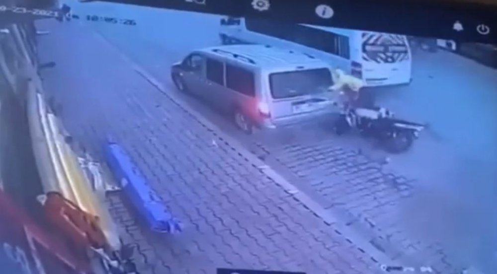 Kasksız motosiklet sürücüsü ölümden döndü!