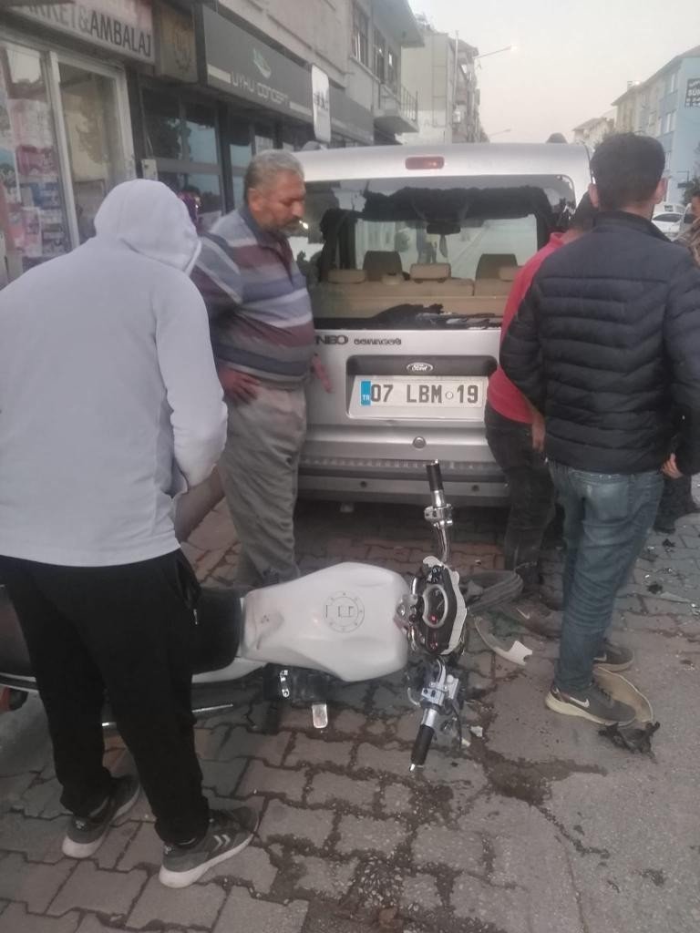 Kasksız motosiklet sürücüsü ölümden döndü!