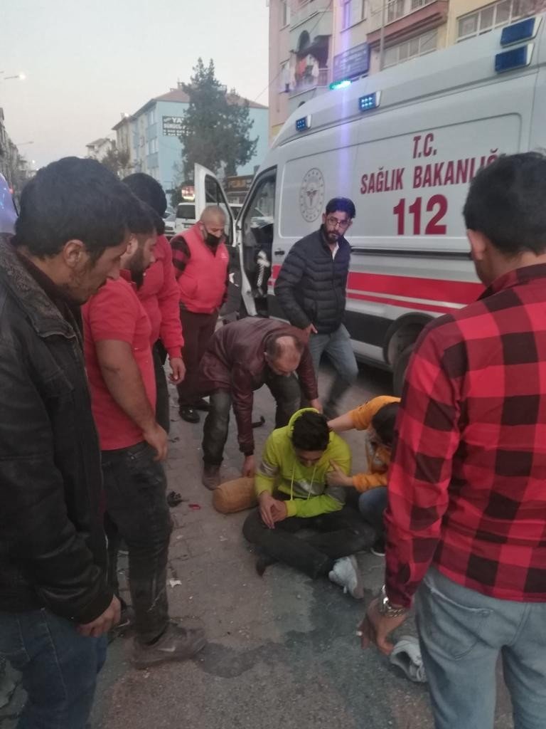 Kasksız motosiklet sürücüsü ölümden döndü!