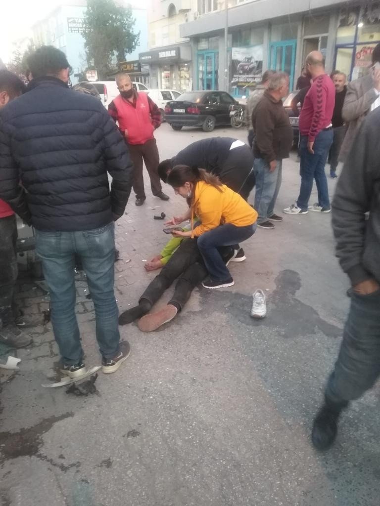 Kasksız motosiklet sürücüsü ölümden döndü!