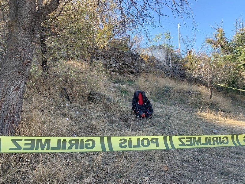 Kayalıklara düşen paraşütçü öldü