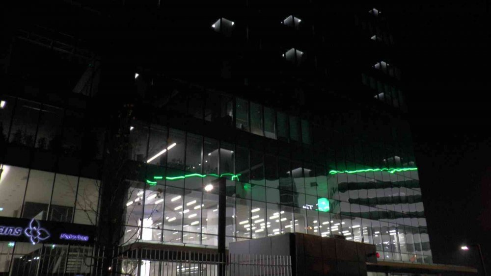 Plazada dış cephe temizleyen 2 işçi 24'üncü katta havada asılı kaldı