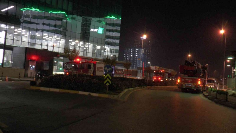 Plazada dış cephe temizleyen 2 işçi 24'üncü katta havada asılı kaldı