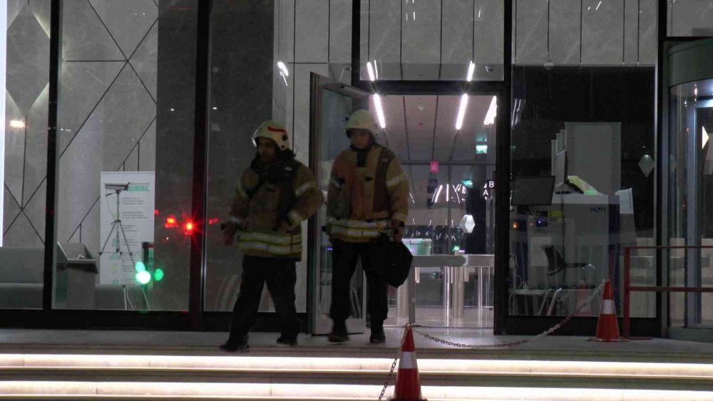 Plazada dış cephe temizleyen 2 işçi 24'üncü katta havada asılı kaldı