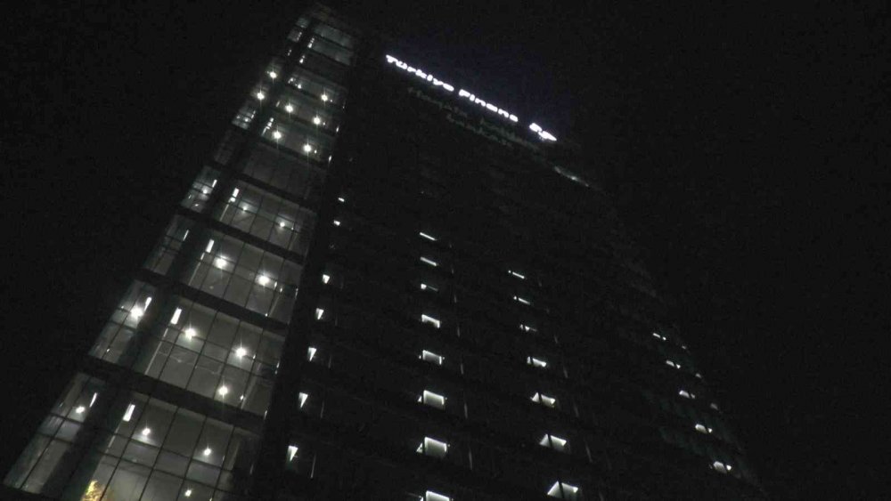 Plazada dış cephe temizleyen 2 işçi 24'üncü katta havada asılı kaldı