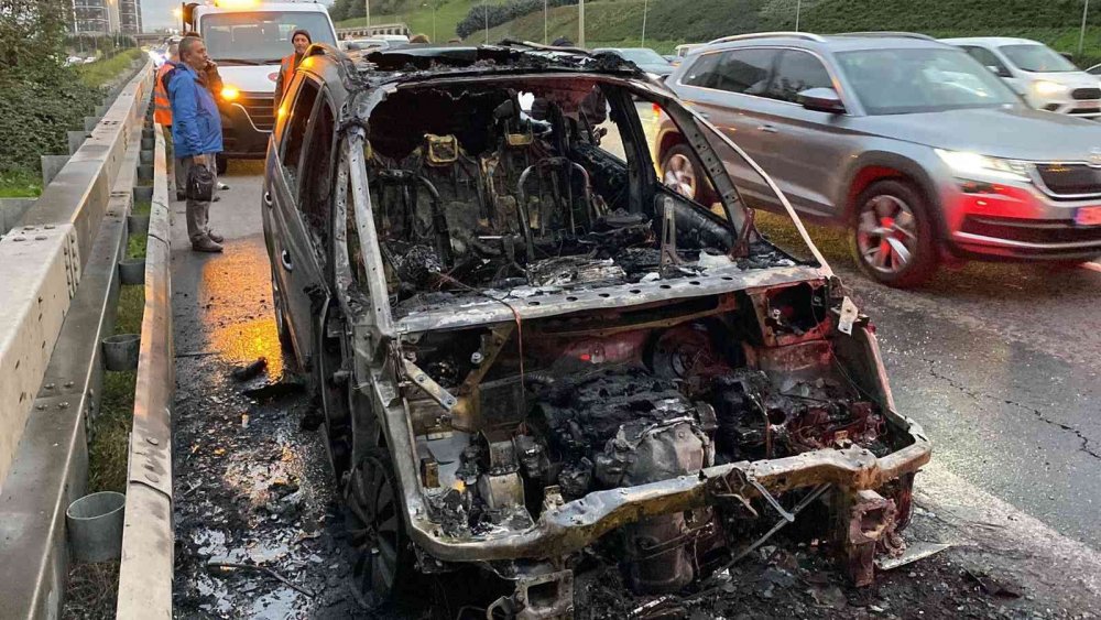 TEM Otoyolunda otomobil alev alev yandı! Trafik kilit..
