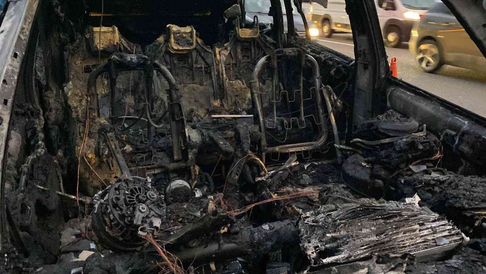 TEM Otoyolunda otomobil alev alev yandı! Trafik kilit..