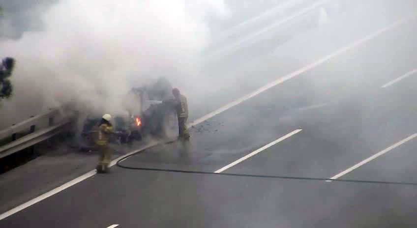 TEM Otoyolunda otomobil alev alev yandı! Trafik kilit..