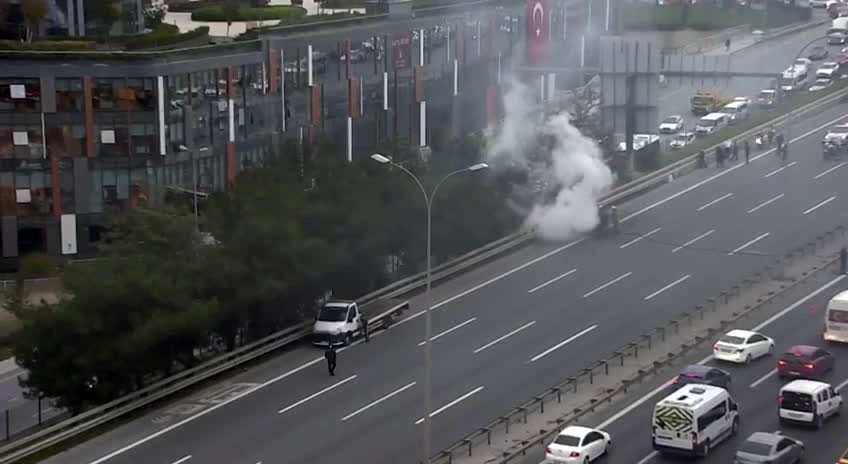 TEM Otoyolunda otomobil alev alev yandı! Trafik kilit..