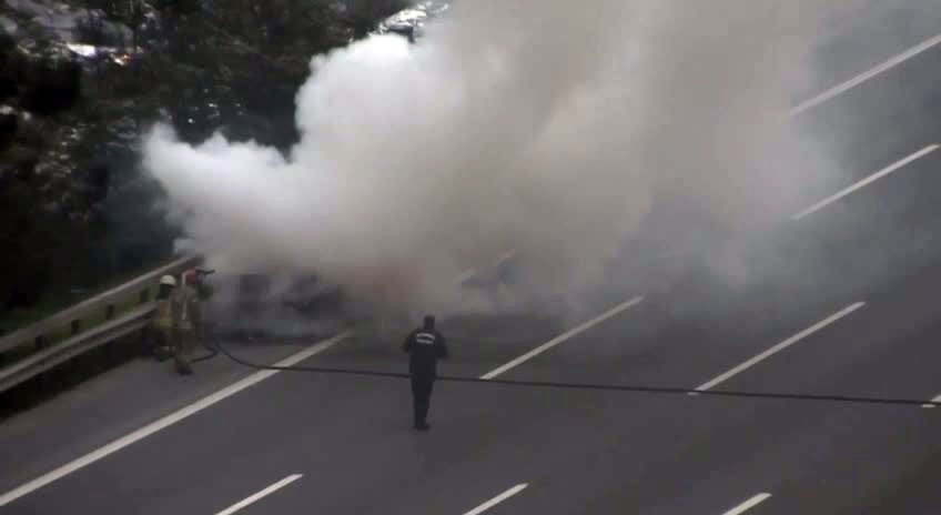 TEM Otoyolunda otomobil alev alev yandı! Trafik kilit..