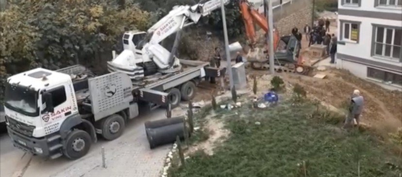 Kendi kazdığı kuyuya düşen kepçenin imdadına vinç koştu